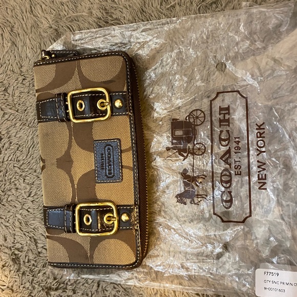 Coach Double buckle Wallet - Picture 2 of 9